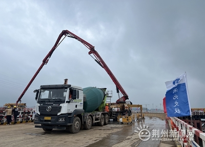 李埠長(zhǎng)江公鐵大橋項(xiàng)目南岸主塔施工啟幕，混凝土切割精準(zhǔn)推進(jìn)