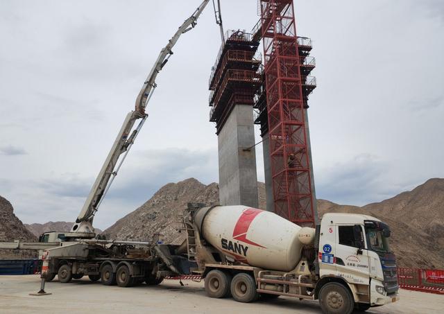 中國十七冶連霍高速什川黃河特大橋首座雙肢實心墩柱順利封頂，混凝土泵送技術再創佳績